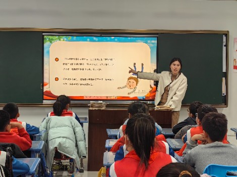 丽景小学举行“预防踩踏安全教育”主题班会